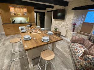 Large Historic Farmhouse in Rhondda Valley Perfect for Groups with Hot Tub