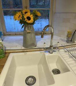 Large Historic Farmhouse in Rhondda Valley Perfect for Groups with Hot Tub