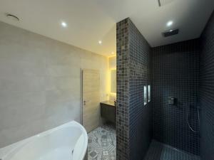 Villas Maison Luxe Metz - Climatise - Expose Sud - Jacuzzi Privatif : photos des chambres