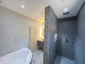 Villas Maison Luxe Metz - Climatise - Expose Sud - Jacuzzi Privatif : photos des chambres