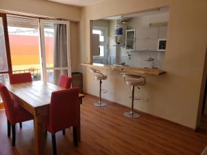 Dpto. centro en peatonal rivadavia mega luminoso