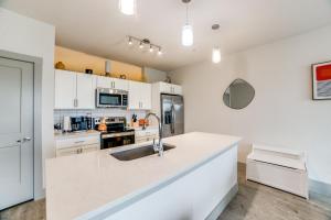Downtown Apartment with Riverwalk views Free Parking Pet Friendly Centrally Located on the Riverwalk