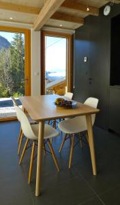 Chalets Chalet*** au pied d'une prairie face a la montagne : photos des chambres