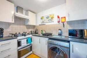 *F2GH* for your most relaxed & Cosy stay + Free Parking + Free Fast WiFi * - Bramley