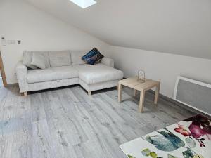 Moderní podkrovní byt 2KK u náměstí s klimatizací