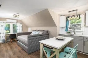 Serenity Studio, Adorable and Spacious Studio with Full Kitchen - 阿什伯勒