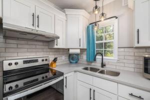 Quietude Place, Stylish 2 Bedroom House with Full Kitchen