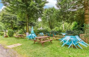 Campings Stunning Caravan In Conques En Rouergues With Outdoor Swimming Pool, Wifi And 2 Bedrooms : photos des chambres