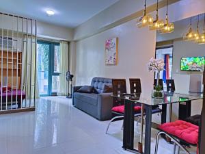 1BR at TWO PALMTREE VILLAS Across Manila airport terminal 3