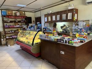 ALONA Beautiful Penthouse 2-BR 2-CR Prime Location!