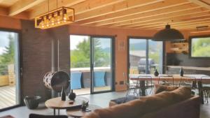 Chalets La fleche 1 de Super Besse - Chalet Prive de Standing avec Jaccuzzi : photos des chambres