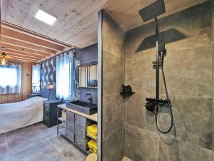 Chalets La fleche 1 de Super Besse - Chalet Prive de Standing avec Jaccuzzi : photos des chambres