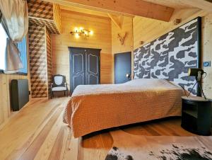 Chalets La fleche 1 de Super Besse - Chalet Prive de Standing avec Jaccuzzi : photos des chambres