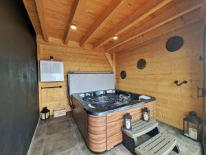 Chalets La fleche 1 de Super Besse - Chalet Prive de Standing avec Jaccuzzi : photos des chambres