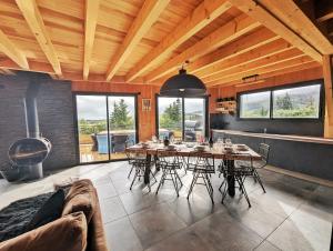 Chalets La fleche 1 de Super Besse - Chalet Prive de Standing avec Jaccuzzi : photos des chambres