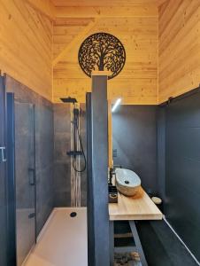 Chalets La fleche 1 de Super Besse - Chalet Prive de Standing avec Jaccuzzi : photos des chambres