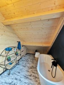 Chalets La fleche 1 de Super Besse - Chalet Prive de Standing avec Jaccuzzi : photos des chambres