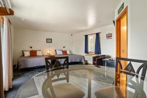 Fife Lake Lodge - Double Queen Room with Lake Access