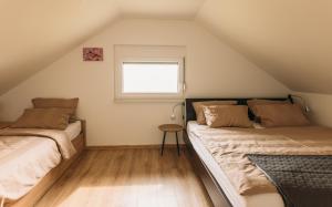 Apartma Hiša na Ravnah with hot tub