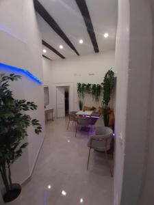 Habitación con cama extragrande.