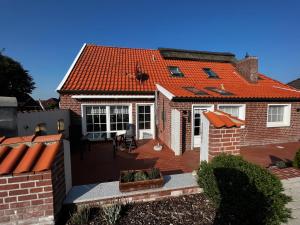 Lindenhuus-Urlaub unter einem Teilreetdach-Terrasse - Nahe Norden-Norddeich