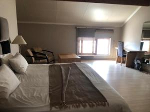 Mount Royal 28 -Large 1 bed with balcony