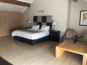 Mount Royal 28 -Large 1 bed with balcony