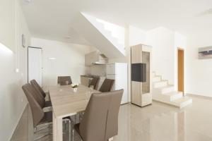 Digital Nomads Package - Deluxe Two-Bedroom Apartment with Terrace and Sea View room in Berg Apartments