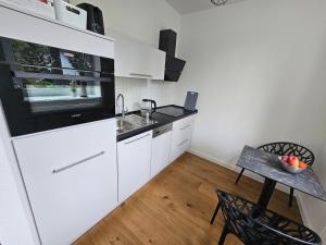 Casa Frida - Business Apartment near Airport BER, kitchen, bathroom, balcony, car park