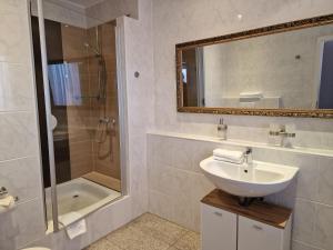 Standard Single Room with Shower room in artHOTEL Bremen