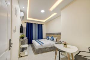 Three Palms Suites