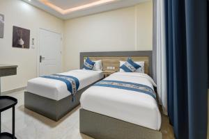 Three Palms Suites