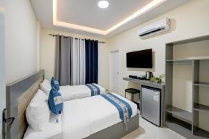 Three Palms Suites