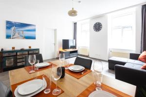 Enjoy Apartments, quiet street, apartment with two bedrooms sleeps 6 AC