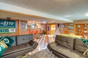 Retro Green Bay Home Steps to Lambeau Field!