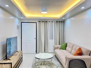 Modern 1BR with King Bed beside SM Mall