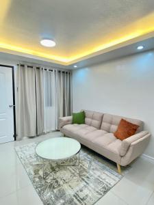 Modern 1BR with King Bed beside SM Mall