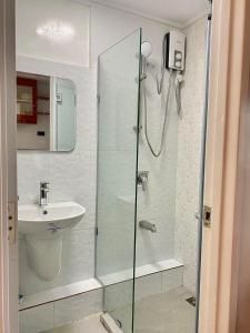 Modern 1BR with King Bed beside SM Mall