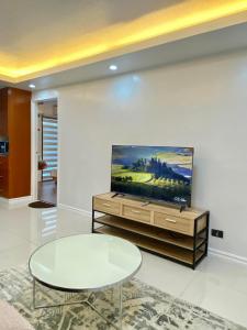 Modern 1BR with King Bed beside SM Mall