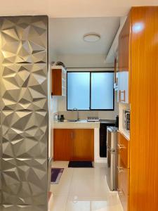 Modern 1BR with King Bed beside SM Mall