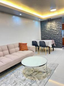 Modern 1BR with King Bed beside SM Mall