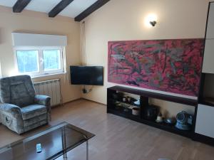 VILLA VALKANE PET FRIENDLY 150m FROM THE STUNNING VALKANE BEACH, City indoor pools-fitness and City mall