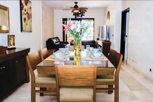 Faro 201 Beachfront apartment with ocean view, close to 5th Av