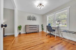 Modern Luxury with Pool Table 3BR-5BD Sleeps 10