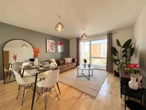 Beautiful Hatfield 2 Bedroom Apartment FREE Gated Parking - Modern Stylish - Business Park, Hertforshire University, St Albans, Welwyn Garden City, Luton Airport, Harry Potter Studio Tour - Welwyn Garden City