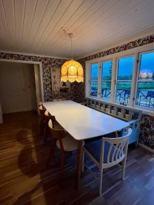 Idylliskt hus med sjöutsikt.