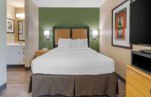 Deluxe Studio with 1 Queen Bed - Non-Smoking room in Extended Stay America Suites - Pleasanton - Chabot Dr