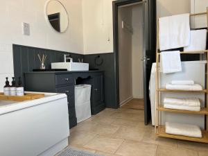 Cosy 4-Bed Home Near Centre & Free Parking
