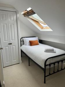 Cosy 4-Bed Home Near Centre & Free Parking