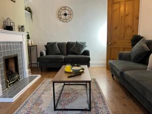 Cosy 4-Bed Home Near Centre & Free Parking